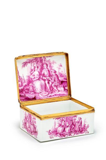Allemagne Rectangular box in hard porcelain, with pink monochrome decoration of gallant...
