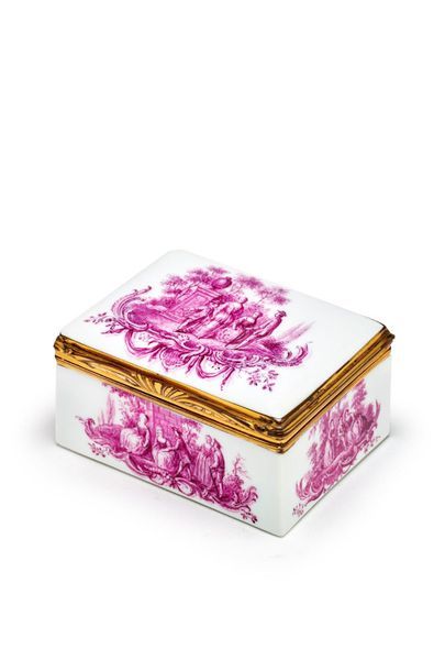 Allemagne Rectangular box in hard porcelain, with pink monochrome decoration of gallant...