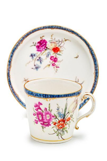 Loosdrecht (Pays-Bas) 
Tasse et sa soucoupe en porcelaine dure, à décor polychrome...