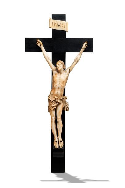 null *Christ en ivoire sculpté sur une croix en bois noirci.
XIXe siècle.
54 x 22...