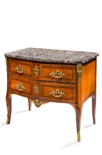 null Commode galbée en bois de placage dans des encadrements ouvrant par trois tiroirs...