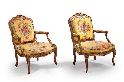 null Pair of armchairs to the queen in natural wood with flowers and molded and carved...
