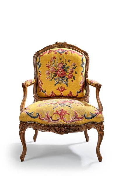 null Pair of armchairs to the queen in natural wood with flowers and molded and carved...