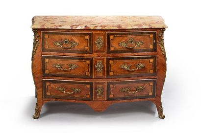 null Commode de forme galbée en placage de bois de rose et d'amarante dans des encadrements...