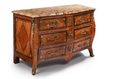 null Commode de forme galbée en placage de bois de rose et d'amarante dans des encadrements...