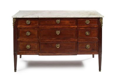 null Mahogany and mahogany veneer chest of drawers with light central projection...