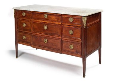 null Mahogany and mahogany veneer chest of drawers with light central projection...