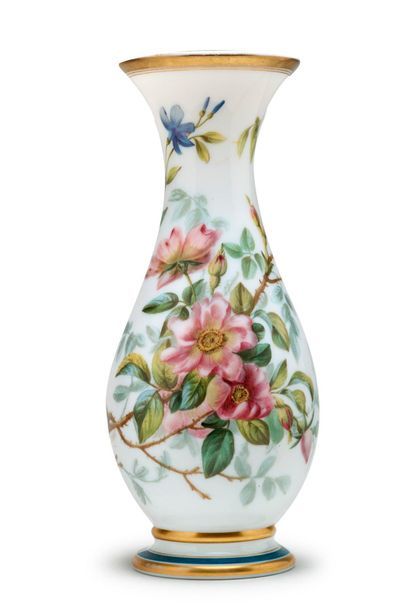 null Vase balustre en opaline blanche à décor floral polychrome et or.
XIXe siècle.
H....