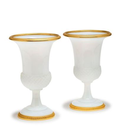 null Pair of Medici vases in cut white opaline with golden brass rim.
19th century.
Height...