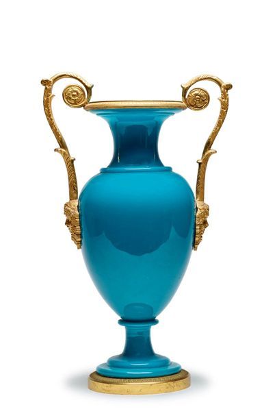 null Vase balustre en opaline bleue à monture de bronze doré. Prises latérales feuillagées...