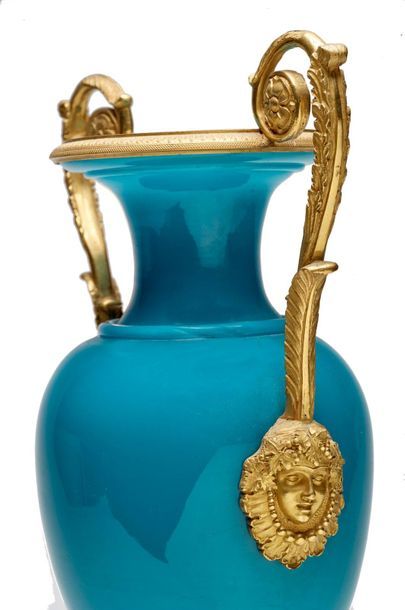 null Vase balustre en opaline bleue à monture de bronze doré. Prises latérales feuillagées...