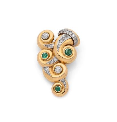 SUZANNE BELPERRON Lapel clip "Spire" in 750-thousandths yellow gold with scroll decoration,...
