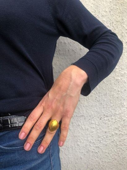 SUZANNE BELPERRON Ring "Helmet" in yellow gold 750 thousandths hammered, the center...