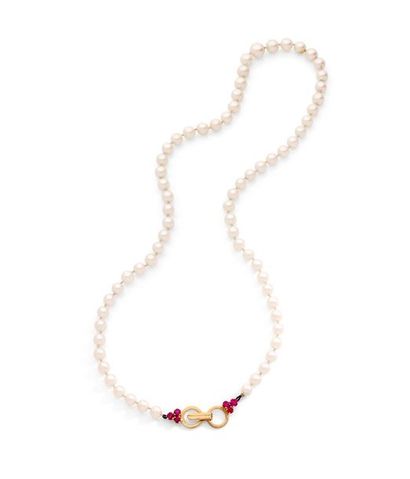 SUZANNE BELPERRON Necklace of sixty-nine falling cultured pearls, the 750 thousandths...