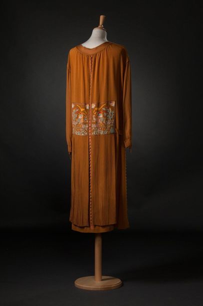 Jeanne LANVIN (attribuée à) 
Rust coloured dress with dalmatic effect embroidered...