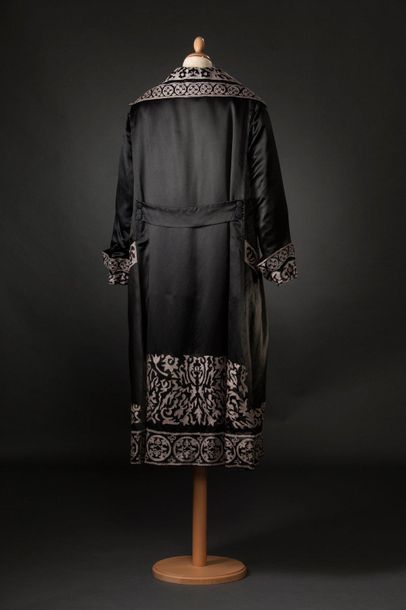 B. ALTMAN & Co 
Manteau habillé en satin noir rebrodé de motifs chinoisants au point...