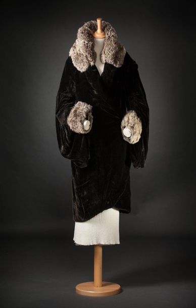 Lucien Lelong Dark brown velvet panne coat, chinchilla collar and cuffs.
Interesting...