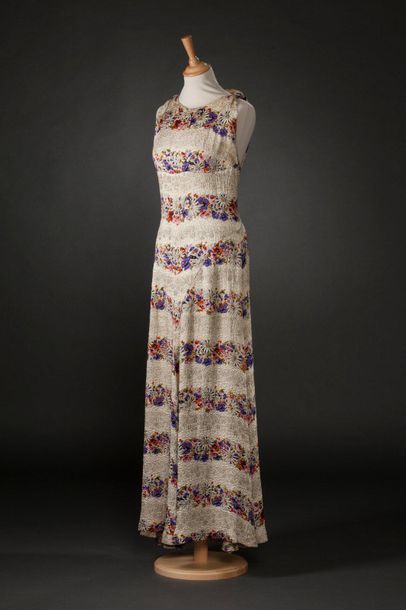 SCHIAPARELLI (?) 
Cocktail party dress in blister fabric, lamé and printed with daisies,...