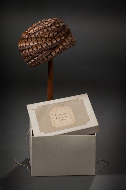 CHRISTIAN DIOR licence chapeau 
Bell covered with intertwined pheasant feathers.
Circa...