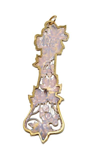 RENE LALIQUE (1860-1945) 
L'Automne
Pendant from neck to neck in 18K yellow gold...