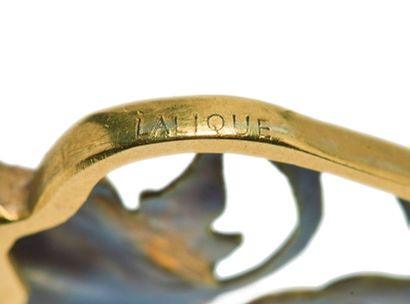RENE LALIQUE (1860-1945) 
L'Automne
Pendant de cou à monture en or jaune 18K (750°/°°)...