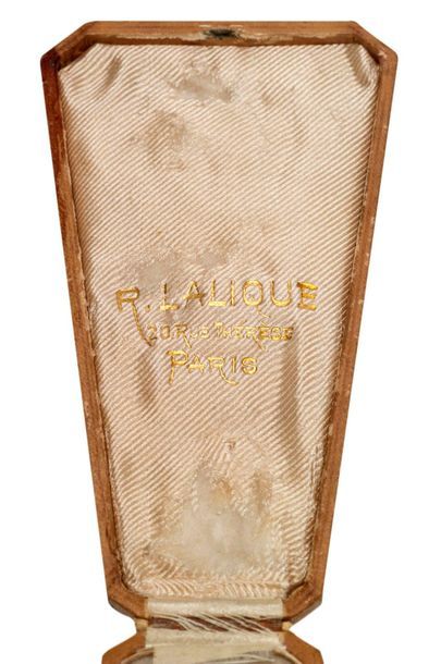 RENE LALIQUE (1860-1945) 
L'Automne
Pendant de cou à monture en or jaune 18K (750°/°°)...