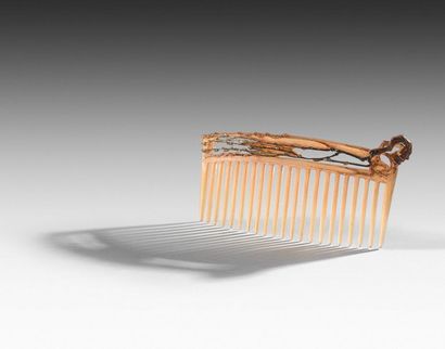 RENE LALIQUE (1860-1945) 
Exceptional comb "branch of Willow" in carved horn, gold...