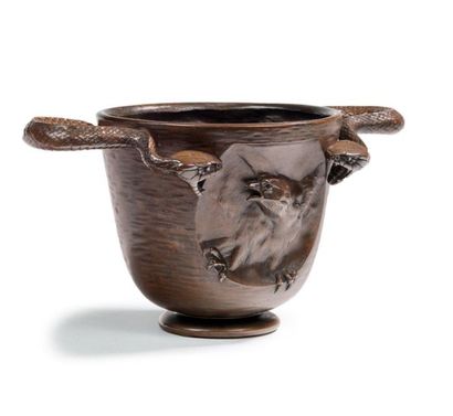 EDGAR BRANDT (1880-1960) 
Vase «aigle et serpents» en bronze à patine brune.
Signé...