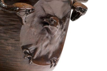 EDGAR BRANDT (1880-1960) 
Vase «aigle et serpents» en bronze à patine brune.
Signé...