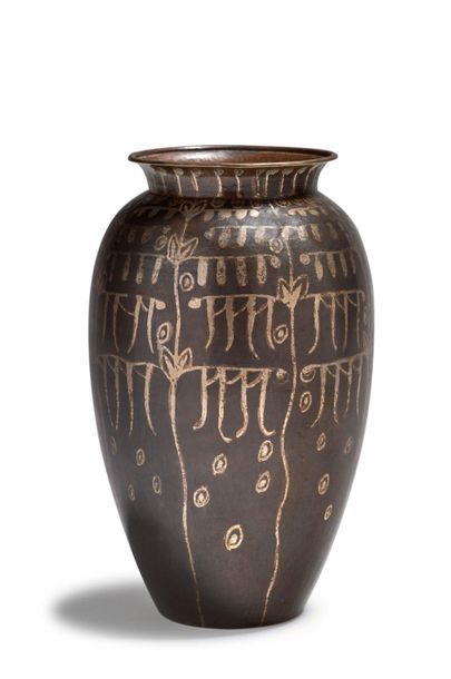 Jean DUNAND (1877-1942) 
Vase ovoïde en dinanderie de laiton martelé à décor végétal...