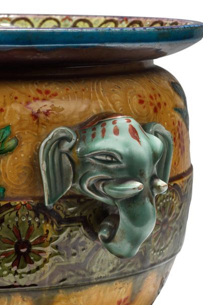 Théodore DECK (1823-1891) 
Cache-pot en céramique émaillée polychrome à décor de...