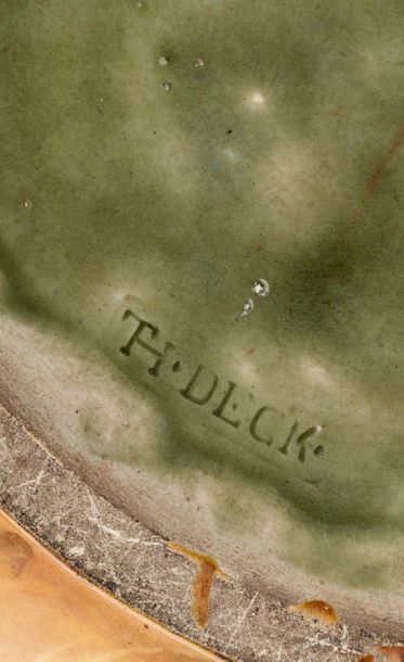 Théodore DECK (1823-1891) 
Cache-pot en céramique émaillée polychrome à décor de...