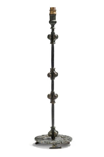 ARMAND-ALBERT RATEAU (1882-1938) 
Lampe «Escargots» en bronze à patine brune nuancée...