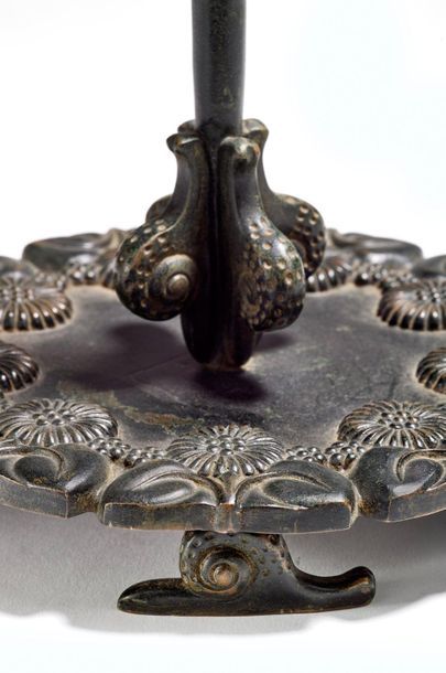 ARMAND-ALBERT RATEAU (1882-1938) 
Lampe «Escargots» en bronze à patine brune nuancée...