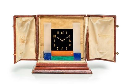 JEAN FOUQUET (1899-1984) 
Rare pendule moderniste en onyx, cristal, cornaline, lapis...