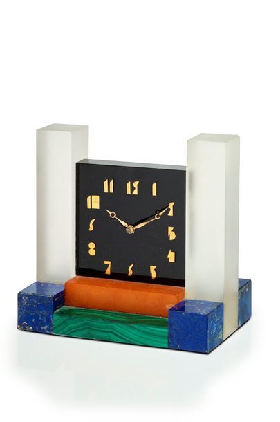 JEAN FOUQUET (1899-1984) 
Rare pendule moderniste en onyx, cristal, cornaline, lapis...