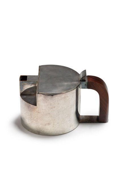Gérard SANDOZ (1902-1995) 
Modernist teapot in silver
plated metal Curved grip in...