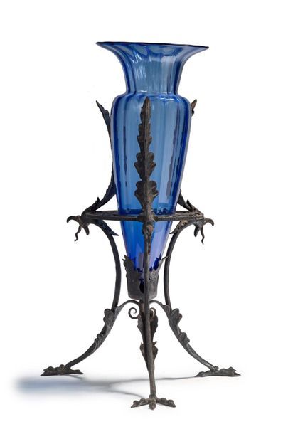 Carlo Rizzarda (1883-1931) 
Vase en verre «soffiati» de Murano bleu enserré dans...