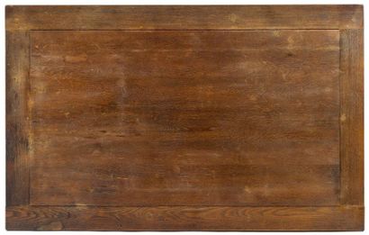 JEAN-CHARLES MOREUX (1892-1956) 
Table de salle à manger en chêne à plateau rectangulaire...
