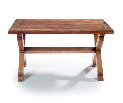 JEAN-CHARLES MOREUX (1892-1956) 
Table de salle à manger en chêne à plateau rectangulaire...
