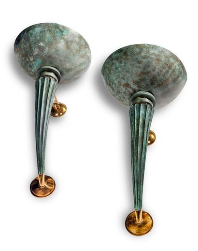 JACQUES-EMILE RUHLMANN (1879-1933) 
Paire d'appliques en bronze à patine vert antique...