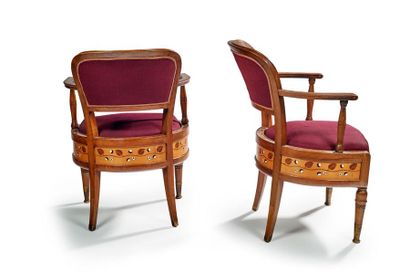 TRAVAIL AUTRICHIEN 1920 
Pair of mahogany armchairs with moulded curved backs and...