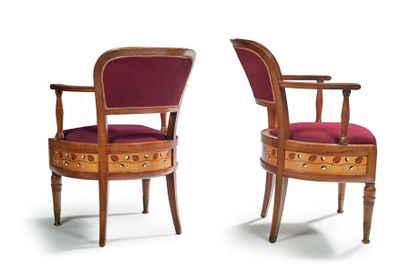 TRAVAIL AUTRICHIEN 1920 
Pair of mahogany armchairs with moulded curved backs and...