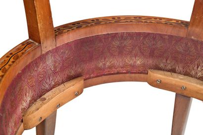 TRAVAIL AUTRICHIEN 1920 
Pair of mahogany armchairs with moulded curved backs and...
