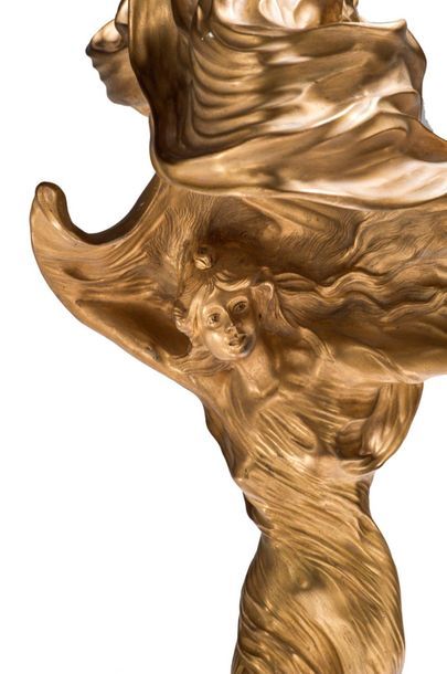 Raoul LARCHE (1860-1912) 
Loîe Fuller
Rare sculpture formant lampe en bronze doré.
Signée...