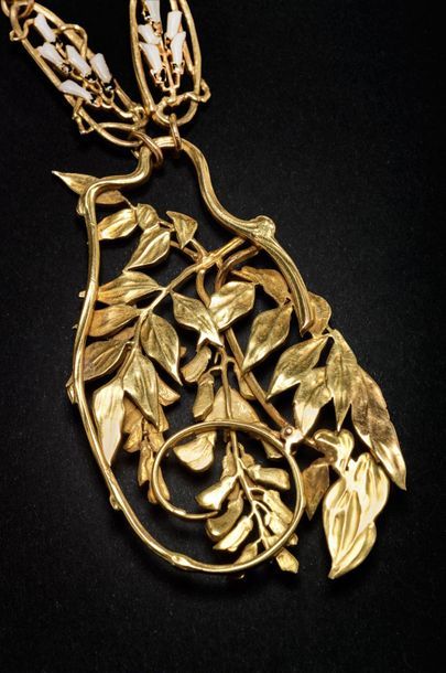 RENE LALIQUE (1860-1945) 
Glycines
Exceptionnel pendentif et son sautoir en or jaune...