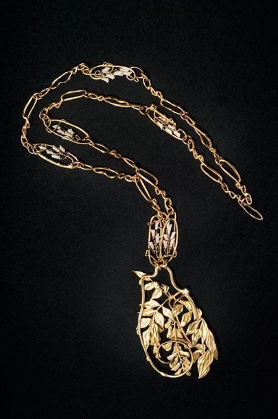 RENE LALIQUE (1860-1945) 
Glycines
Exceptionnel pendentif et son sautoir en or jaune...