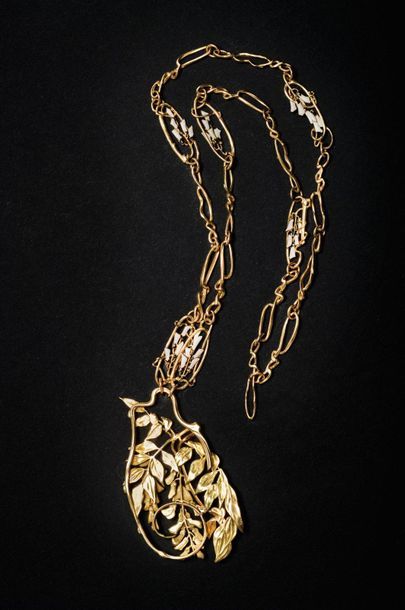 RENE LALIQUE (1860-1945) 
Glycines
Exceptional pendant and necklace in 18K (750°/°°)...