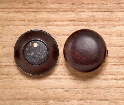 JAPON - Epoque EDO (1603 - 1868) 
Wooden Kagamibuta, the shibuichi plate with inlaid...