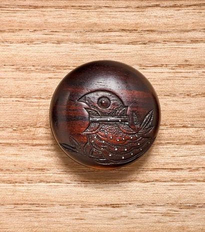 JAPON - Epoque MEIJI (1868 - 1912) 
Manju en bois à incrustations de métal et décor...